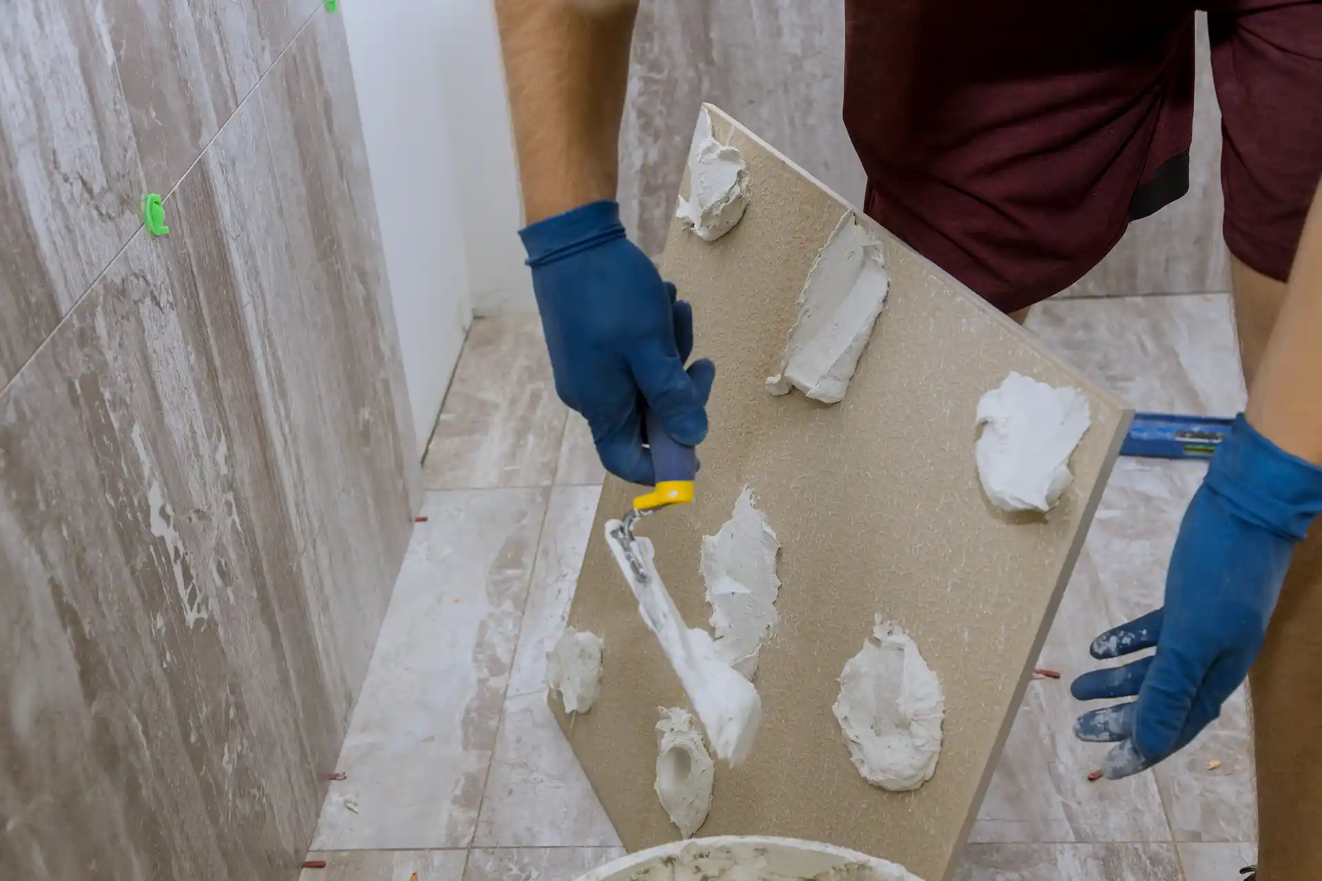hombre instalando ceramicas