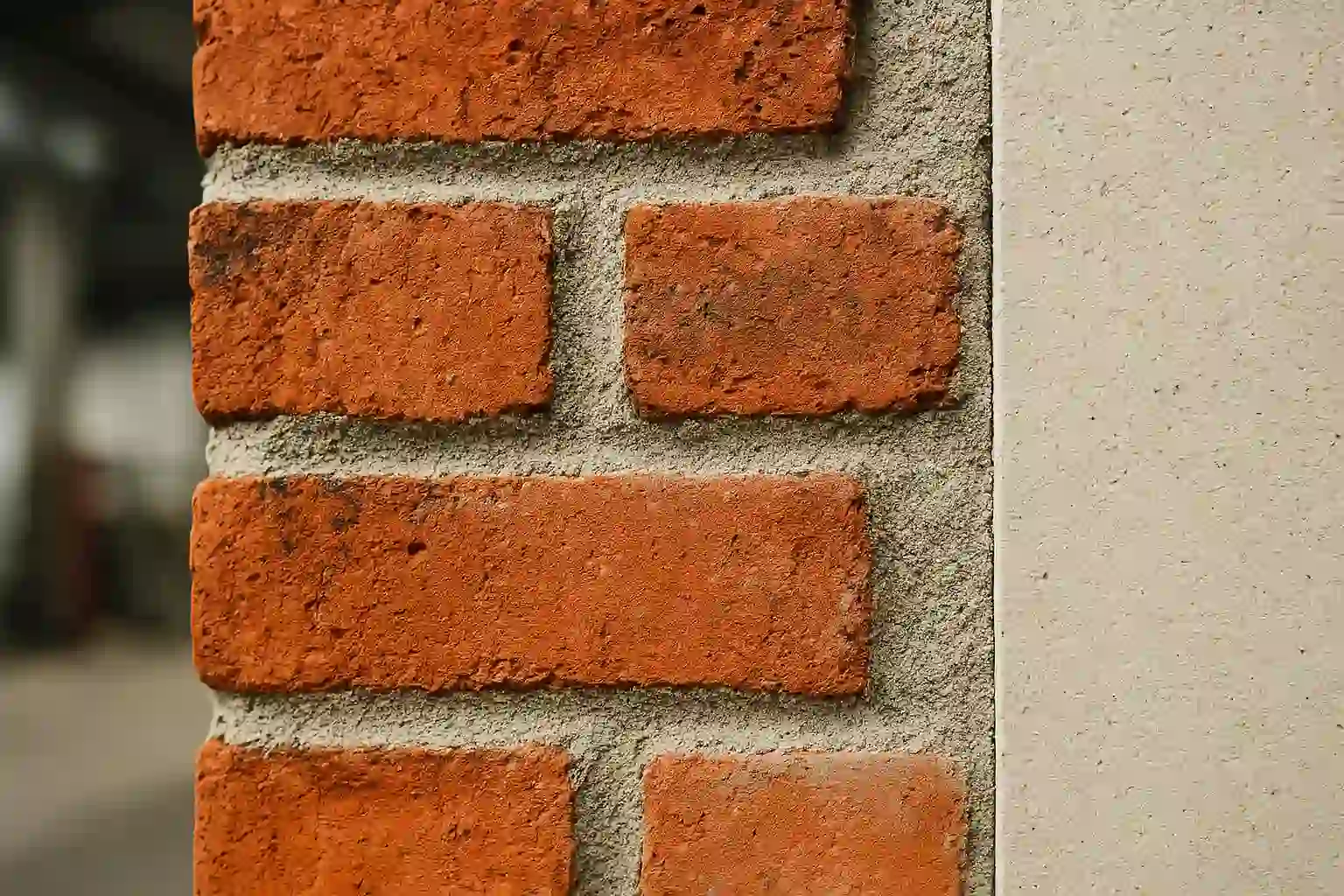 Detalle en primer plano de ladrillos rojos y mortero ignífugo en un muro cortafuego.