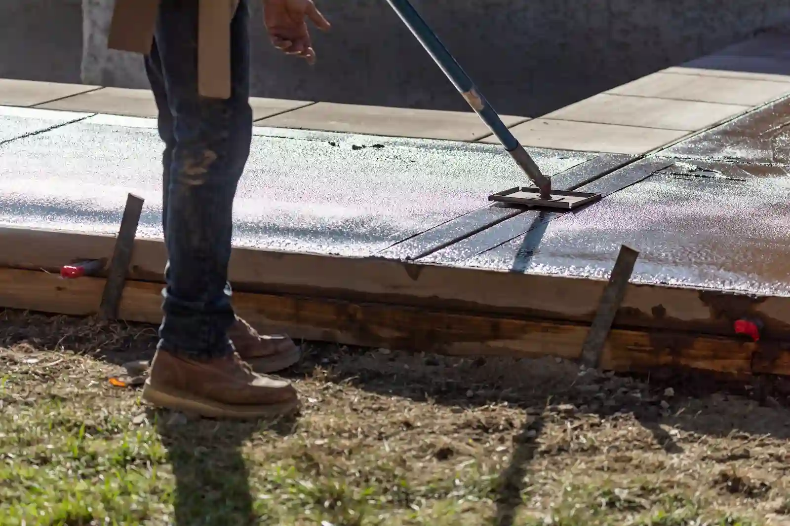 Radier afinado en patio residencial, listo para instalar cerámica encima