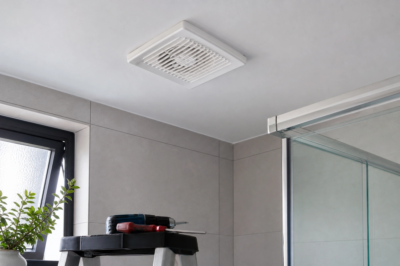 Extractor instalado en baño pequeño para reducir humedad