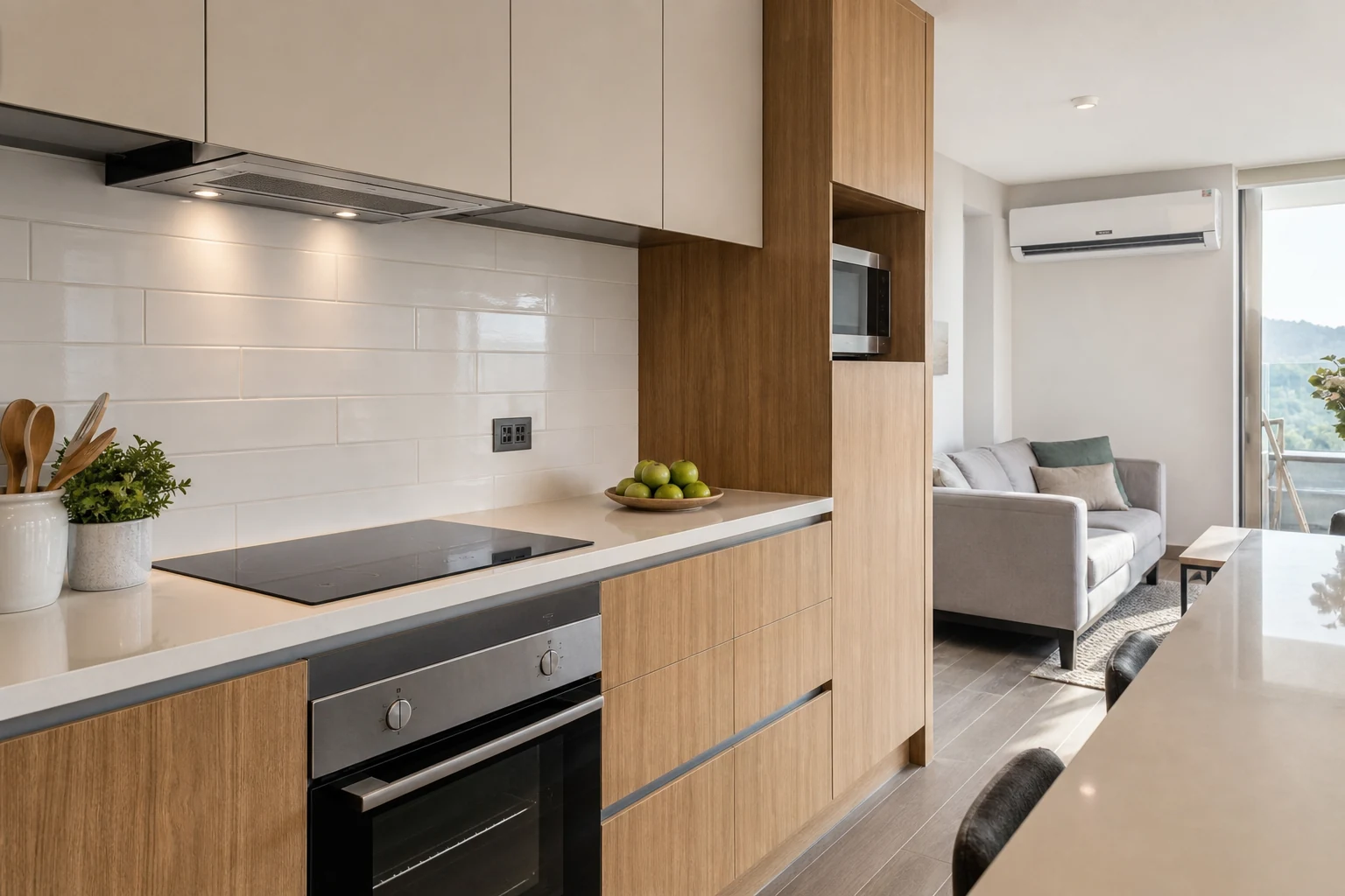 Cocina con horno y encimera eléctrica junto a un aire acondicionado residencial