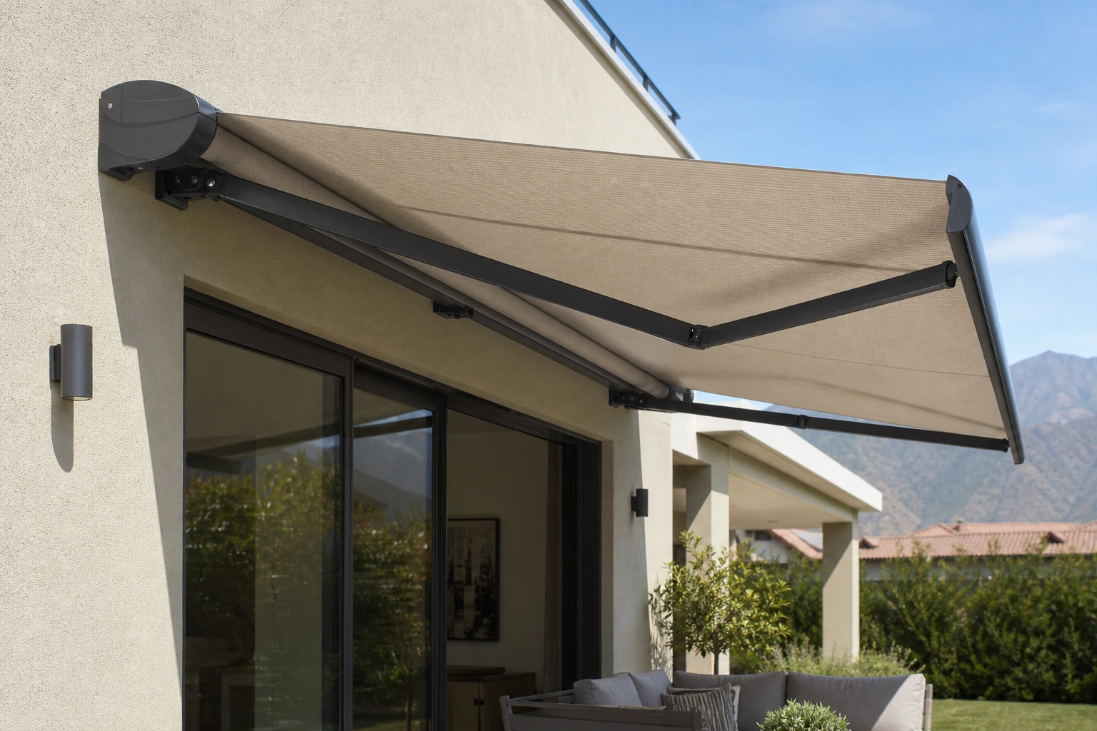 Toldo retráctil instalado sobre una terraza con brazos y anclajes visibles
